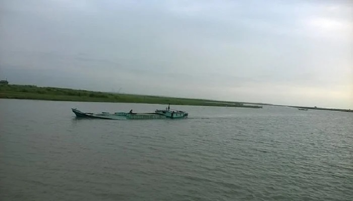 রূপসা নদীতে বাল্কহেডের ধাক্কায় ট্রলারডুবি, নিখোঁজ ১