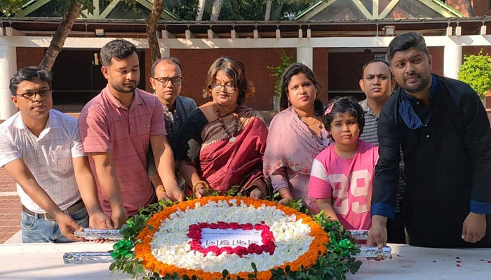 বঙ্গবন্ধুর সমাধিতে ৩২ বিসিএস সাধারণ শিক্ষা ক্যাডার ফোরামের শ্রদ্ধা
