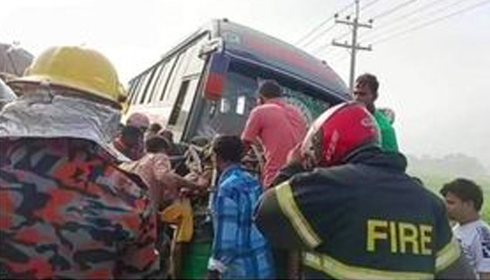 বাস-অটোরিকশা মুখোমুখি সংঘর্ষে নারীসহ নিহত ২ বাস-অটোরিকশা মুখোমুখি সংঘর্ষে নারীসহ নিহত ২