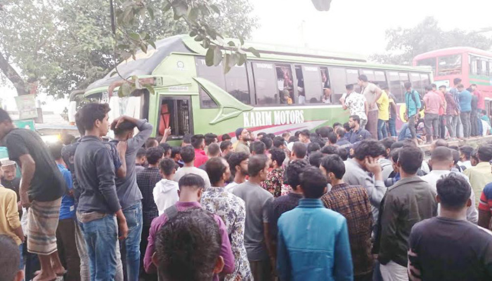 বাগেররহাটে সড়ক আটকে বশেমুরবিপ্রবি শিক্ষার্থীদের গাড়ি ভাঙচুর, দীর্ঘ যানজট