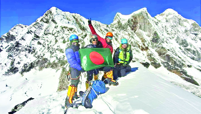 ডোলমা খাং শিখরে লাল-সবুজ পতাকা