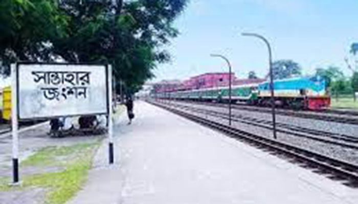 সান্তাহারে ট্রেনের নিচে ঝাঁপ দিয়ে শিক্ষিকার আত্মহত্যাচেষ্টা!