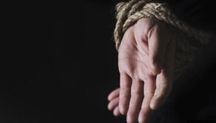 জমি নিয়ে বিরোধে বৃদ্ধকে গাছে বেঁধে নির্যাতন