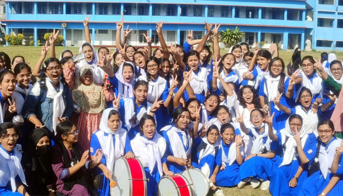 কুমিল্লা শিক্ষা বোর্ডে জিপিএ-৫ এ এগিয়ে মেয়েরা, পাসের হারে ছেলেরা