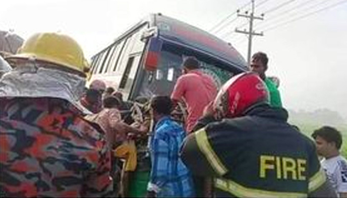 বাস-অটোরিকশা মুখোমুখি সংঘর্ষে নারীসহ নিহত ২