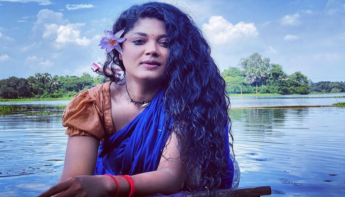 মৌসুমী হাওয়ায়...