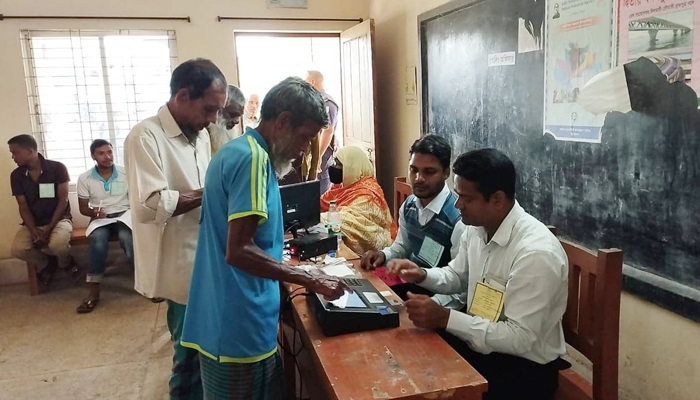 ভোট চলছে রৌমারী ও চিলমারীতে