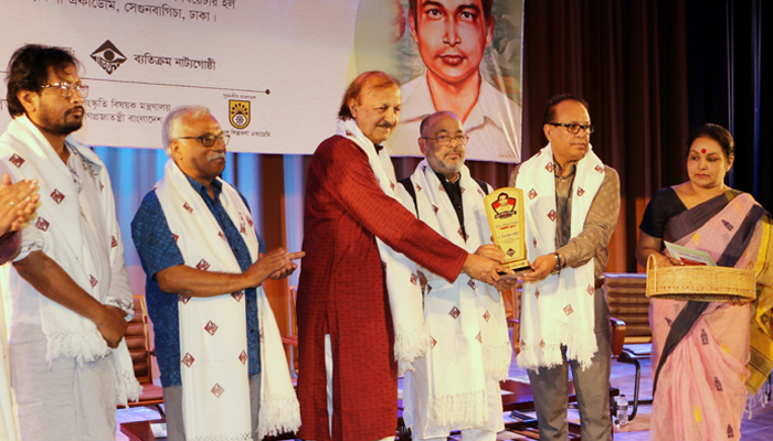 সম্মাননা পেলেন নাট্যনির্দেশক ইসরাফিল শাহীন