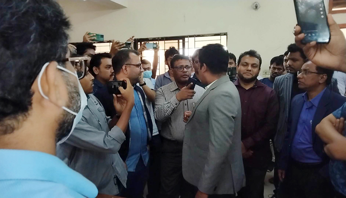 কুবি শিক্ষক সমিতির নির্বাচনে হট্টগোল কুবি শিক্ষক সমিতির নির্বাচনে হট্টগোল