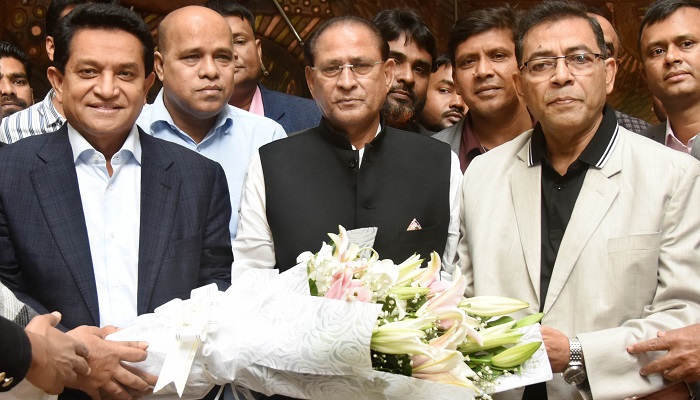 পুনর্নির্বাচিত আব্দুর রহমানকে ফুলেল শুভেচ্ছা এ. কে. আজাদের পুনর্নির্বাচিত আব্দুর রহমানকে ফুলেল শুভেচ্ছা এ. কে. আজাদের