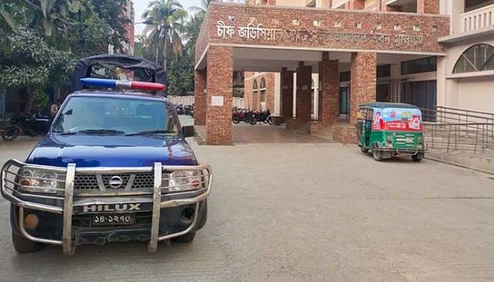 মুন্সীগঞ্জে আদালতের এজলাসে পুলিশের ওপর ব্লেড হামলা মুন্সীগঞ্জে আদালতের এজলাসে পুলিশের ওপর ব্লেড হামলা