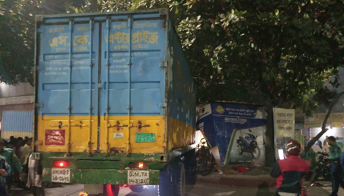 ধানমন্ডিতে কাভার্ডভ্যান চাপায় নিহত ২ ধানমন্ডিতে কাভার্ডভ্যান চাপায় নিহত ২