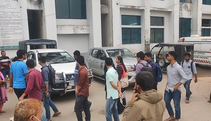 এসিল্যান্ডের গাড়িতে ইজিবাইকের ধাক্কা, হাবিপ্রবির দুই শিক্ষার্থী আহত এসিল্যান্ডের গাড়িতে ইজিবাইকের ধাক্কা, হাবিপ্রবির দুই শিক্ষার্থী আহত