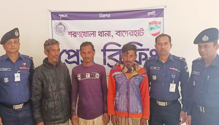 সুন্দরবন থেকে অপহৃত ১১ জেলে উদ্ধার সুন্দরবন থেকে অপহৃত ১১ জেলে উদ্ধার