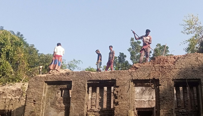 ভেঙে ফেলা হচ্ছে দক্ষিণাঞ্চলের ঐতিহ্য কলসকাঠী জমিদারবাড়ি