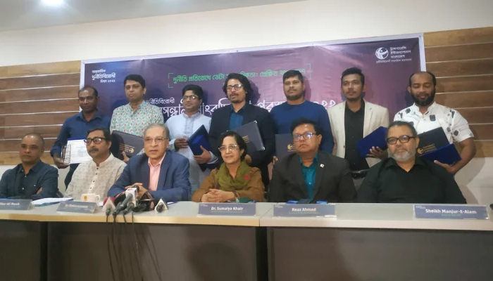 চ্যানেল টোয়েন্টিফোরের 'সার্চলাইট' ও তিন সাংবাদিক পেলেন টিআইবি পুরস্কার