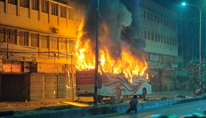 রাজধানীর বাংলামোটরে বাসে আগুন