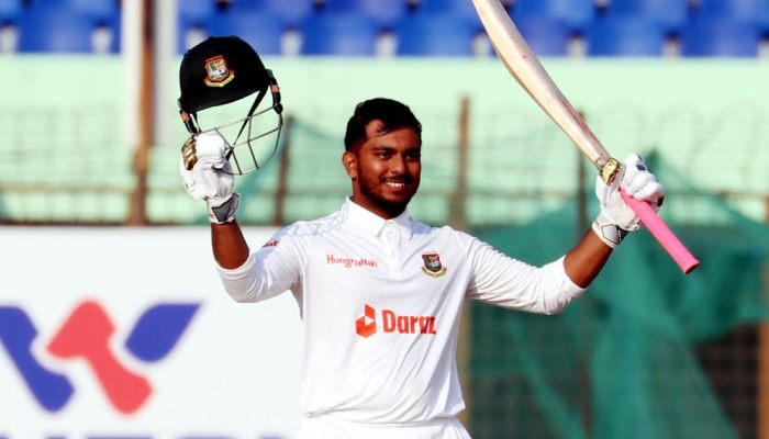 অভিষেকে সেঞ্চুরির পরই সাজঘরে জাকির