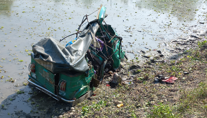 রেলক্রসিংয়ে ট্রেনের ধাক্কায় অটোরিকশার চার যাত্রী নিহত