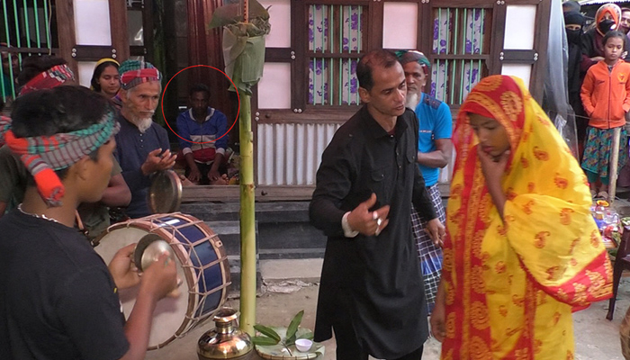 বাদ্যযন্ত্র বাজিয়ে সাপে কাটা যুবকের চিকিৎসা!