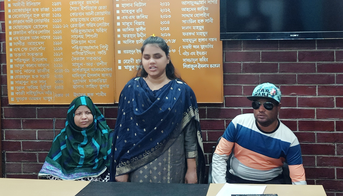 প্রতিবন্ধী হওয়ায় পরীক্ষায় পাস না করানোর অভিযোগ