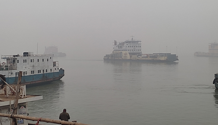 সাড়ে ৭ ঘণ্টা পর পাটুরিয়া-দৌলতদিয়া ও আরিচা-কাজীরহাট নৌ-রুটে ফেরি চালু