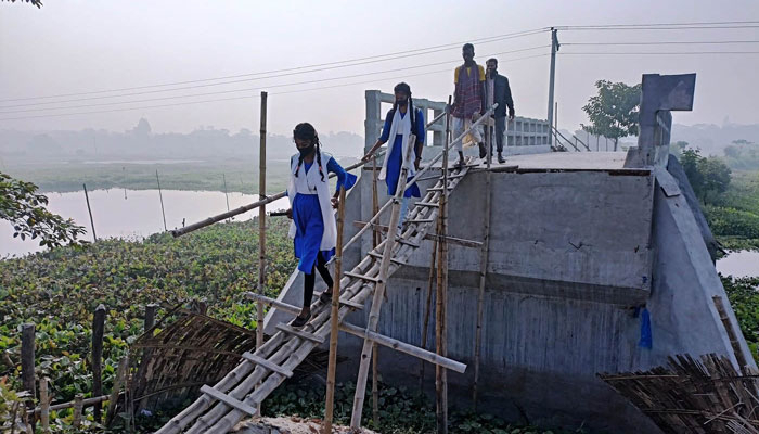 সেতু নির্মাণের আট মাসেও হয়নি সংযোগ সড়ক