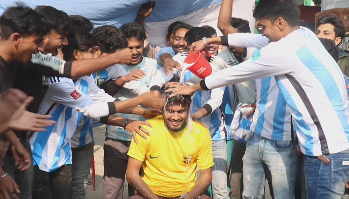 দুধ দিয়ে গোসল করে আর্জেন্টিনায় যোগ দিলেন ব্রাজিল সমর্থক