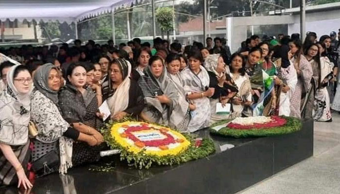 শহীদ বুদ্ধিজীবী দিবসে জাতির পিতার প্রতিকৃতিতে মহিলা আওয়ামী লীগের শ্রদ্ধা