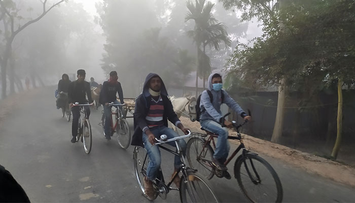 দেখা নেই সূর্যের, ঘন কুয়াশায় কুড়িগ্রামে যান চলাচল বিঘ্ন