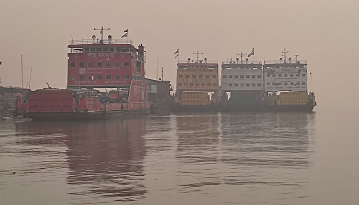 কুয়াশায় পাটুরিয়া-দৌলতদিয়ায় নৌ-যান বন্ধ