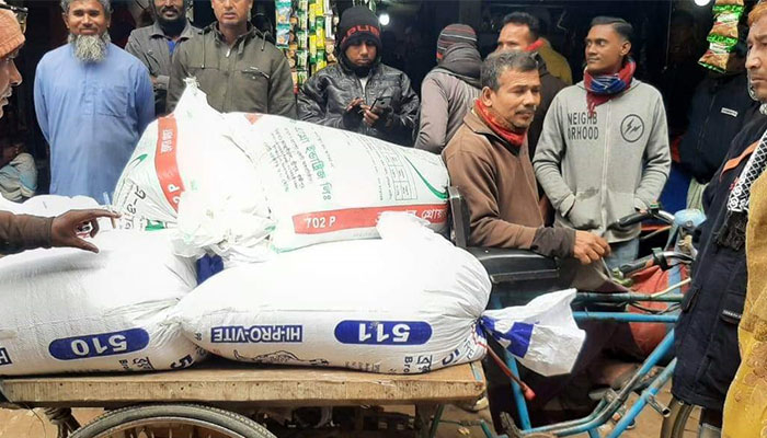 বিরামপুরে গোডাউন থেকে সরানোর সময় ১৮ বস্তা ওএমএসের চাল জব্দ