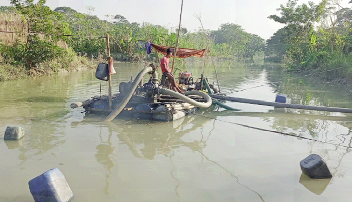 মৃতপ্রায় কাঁচামাটিয়া থেকে তোলা হচ্ছে বালু