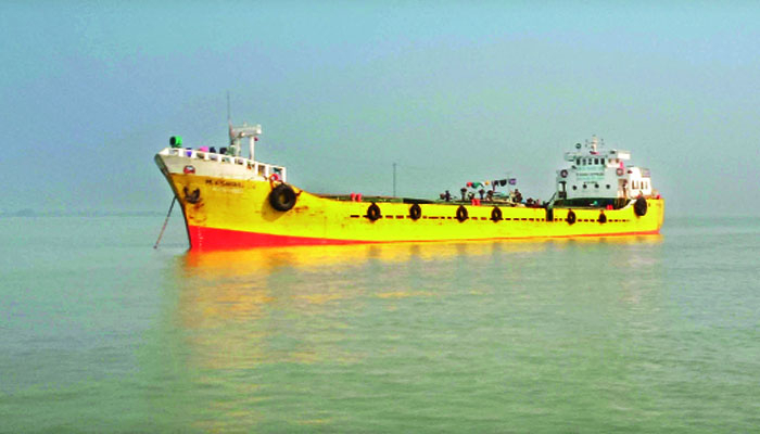 নাব্য সংকটে আটকা জাহাজে চাঁদাবাজি