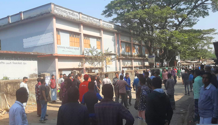 স্কুলের বাতিল হওয়া সভাপতি পুনর্নির্বাচনী সভায় মারামারি