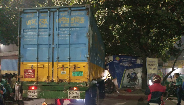 ধানমন্ডিতে কাভার্ডভ্যান চাপায় নিহত ২