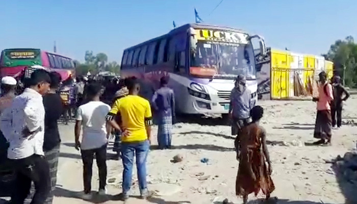 ফুটপাতে দাঁড়িয়ে ছিলেন যাত্রী, বাসচাপায় গেল প্রাণ