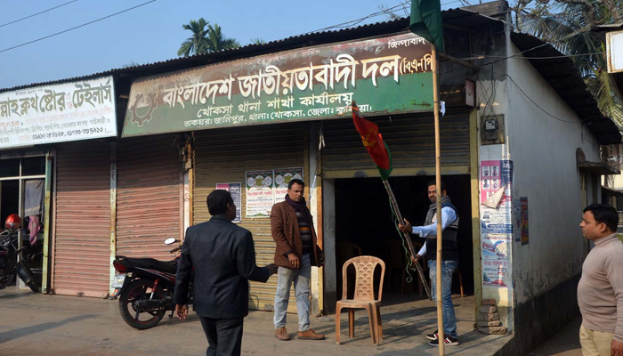 বিজয় দিবসে দলীয় পতাকা নামিয়ে বিএনপির কার্যালয় বন্ধ করল পুলিশ, গ্রেপ্তার ৮