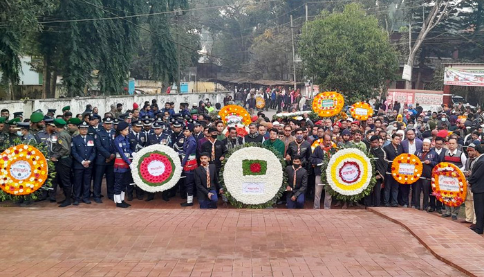 ফুল দিতে গিয়ে হামলার শিকার