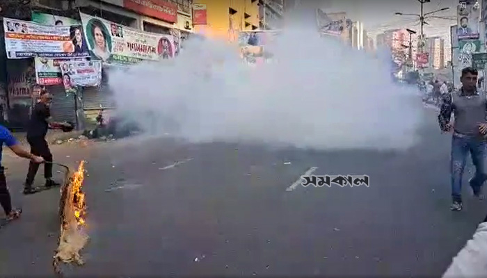 নয়াপল্টনে পুলিশ-বিএনপি সংঘর্ষ, টিয়ারশেল নিক্ষেপ
