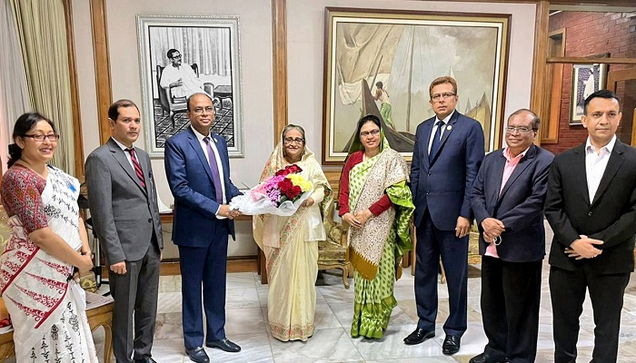 প্রধানমন্ত্রীকে ফুলেল শুভেচ্ছা মুখ্য সচিবের