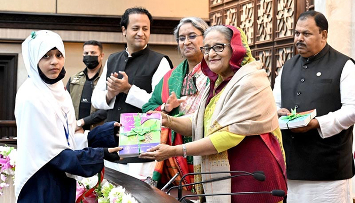 বিনামূল্যে পাঠ্যপুস্তক বিতরণ উদ্বোধন করলেন প্রধানমন্ত্রী