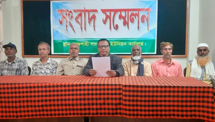 রাস্তায় ভূমিহীনদের ঘর নির্মাণের প্রতিবাদ কৃষকদের