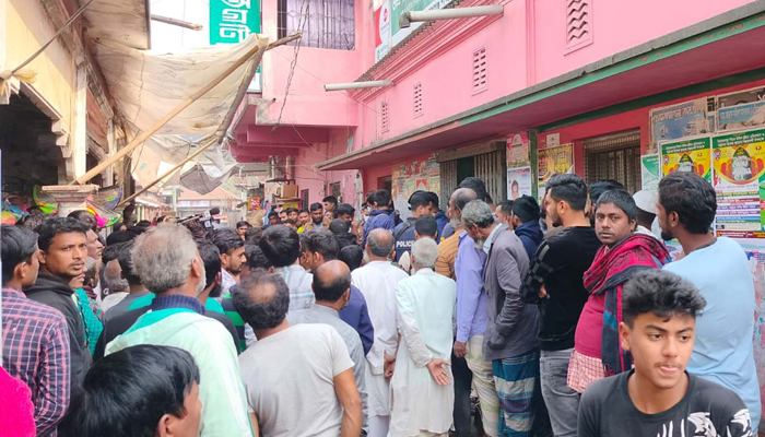 ব্যাংকের ভেতরে মিলল দুই আনসার সদস্যের মরদেহ ব্যাংকের ভেতরে মিলল দুই আনসার সদস্যের মরদেহ
