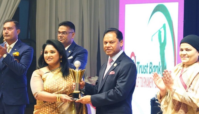 ট্রাস্ট ব্যাংক কাপ গলফ টুর্নামেন্টে বিজয়ীদের পুরস্কার বিতরণ ট্রাস্ট ব্যাংক কাপ গলফ টুর্নামেন্টে বিজয়ীদের পুরস্কার বিতরণ