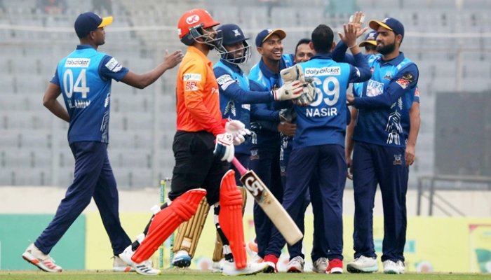 বিপর্যয় ঠেকিয়ে ঢাকাকে ১১৪ রানের লক্ষ্য দিল খুলনা বিপর্যয় ঠেকিয়ে ঢাকাকে ১১৪ রানের লক্ষ্য দিল খুলনা