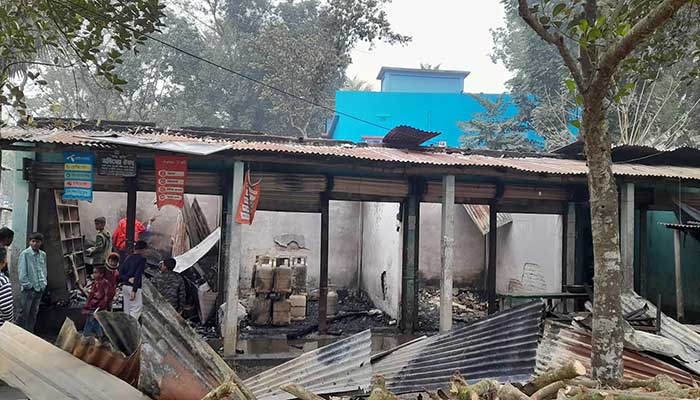 গফরগাঁওয়ে মধ্য রাতে চার দোকান পুড়ে ছাই গফরগাঁওয়ে মধ্য রাতে চার দোকান পুড়ে ছাই