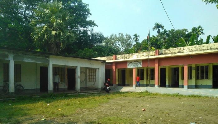 প্রধান শিক্ষককে পিটিয়ে হাসপাতালে পাঠালেন সহকারী শিক্ষক প্রধান শিক্ষককে পিটিয়ে হাসপাতালে পাঠালেন সহকারী শিক্ষক