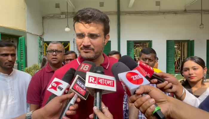 সৌরভের বাড়িতে বাগদেবীর আরাধনা, দিলেন অঞ্জলি সৌরভের বাড়িতে বাগদেবীর আরাধনা, দিলেন অঞ্জলি