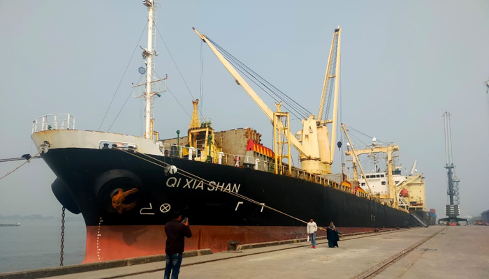 দুই মেগা প্রকল্পের মালামাল নিয়ে মোংলায় তিন বিদেশি জাহাজ